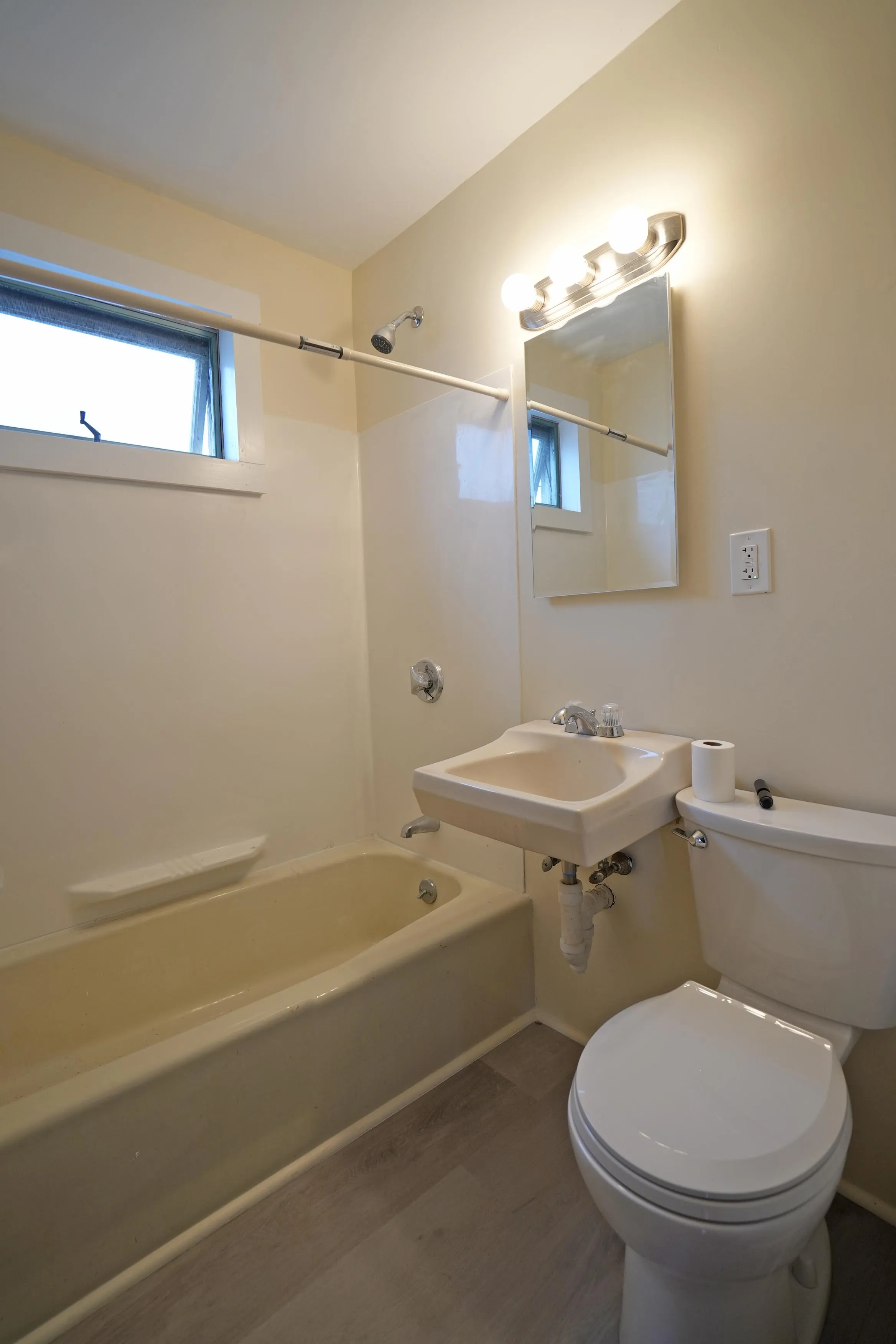 2 bed, 2 bath apartment for rent at 72 College Ave Unit 2, South Medford — photo 4 of 26