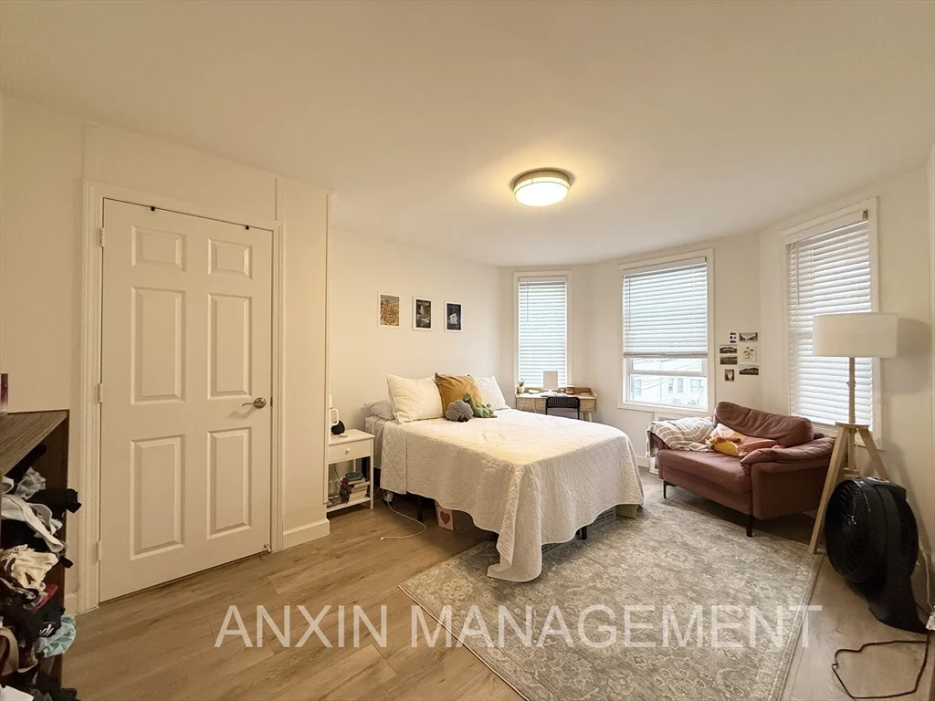 3 bed, 2 bath apartment for rent at 72 Easton St Unit 2, Allston — photo 6 of 10