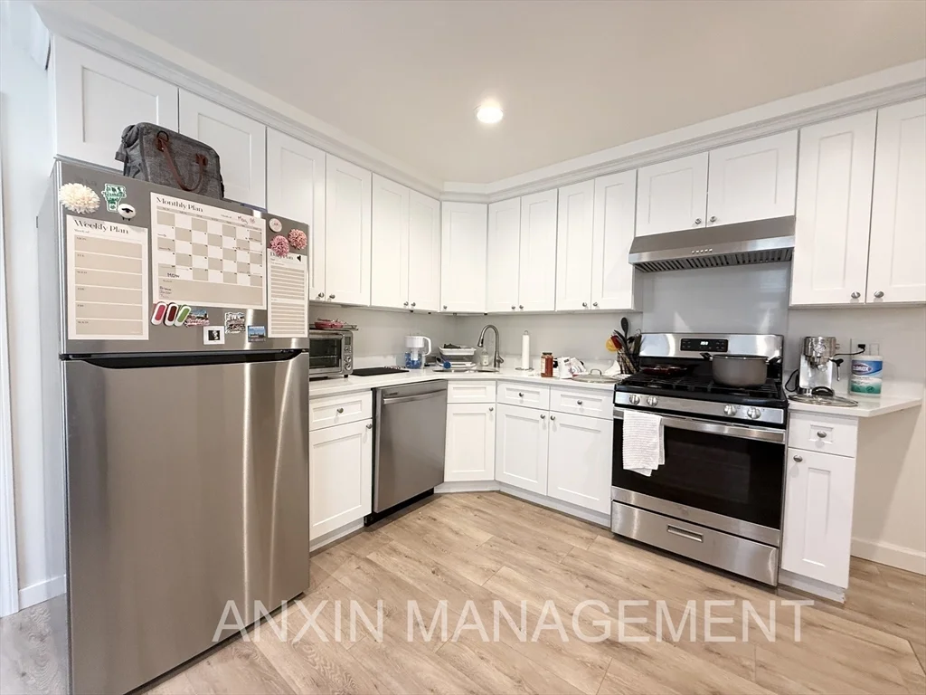 3 bed, 2 bath apartment for rent at 72 Easton St Unit 2, Allston — photo 2 of 10