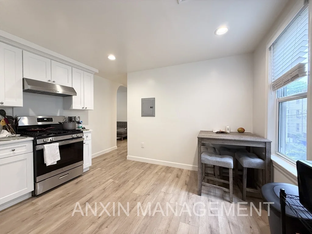 3 bed, 2 bath apartment for rent at 72 Easton St Unit 2, Allston — photo 3 of 10
