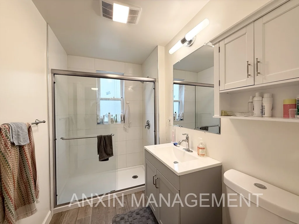3 bed, 2 bath apartment for rent at 72 Easton St Unit 2, Allston — photo 4 of 10