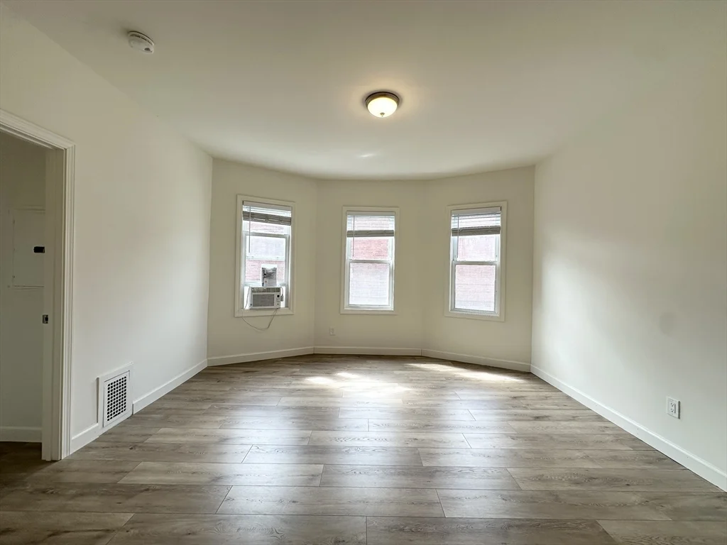 3 bed, 2 bath apartment for rent at 72 Easton St Unit 2, Allston — photo 5 of 8