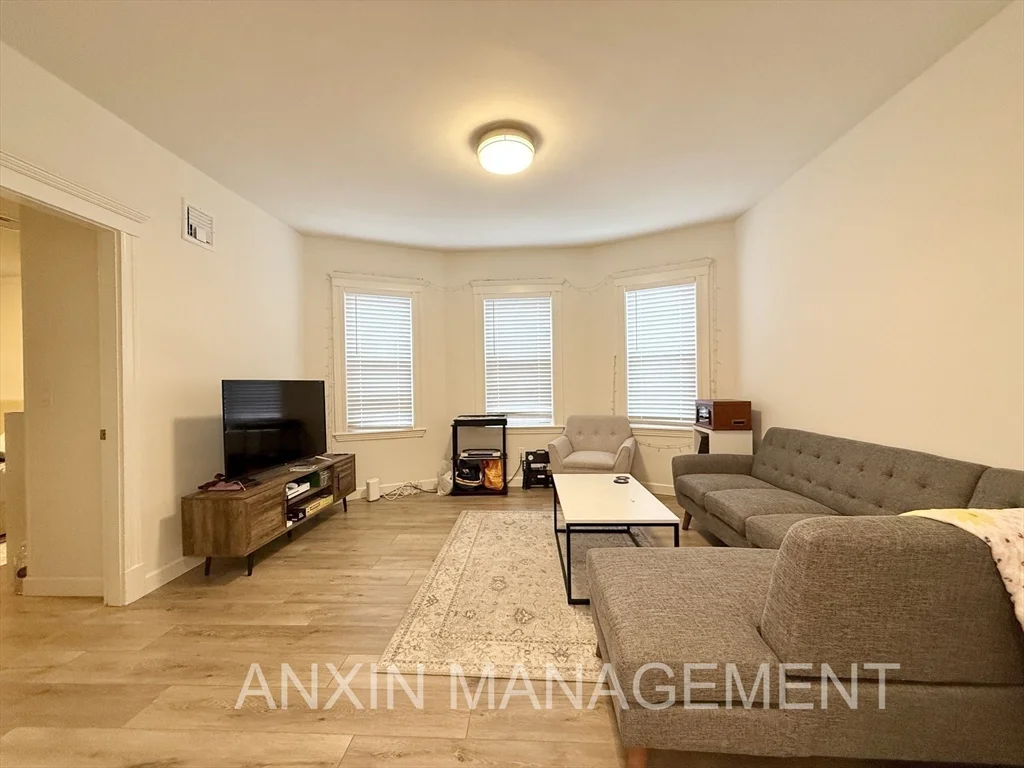 3 bed, 2 bath apartment for rent at 72 Easton St Unit 2, Allston — photo 5 of 10