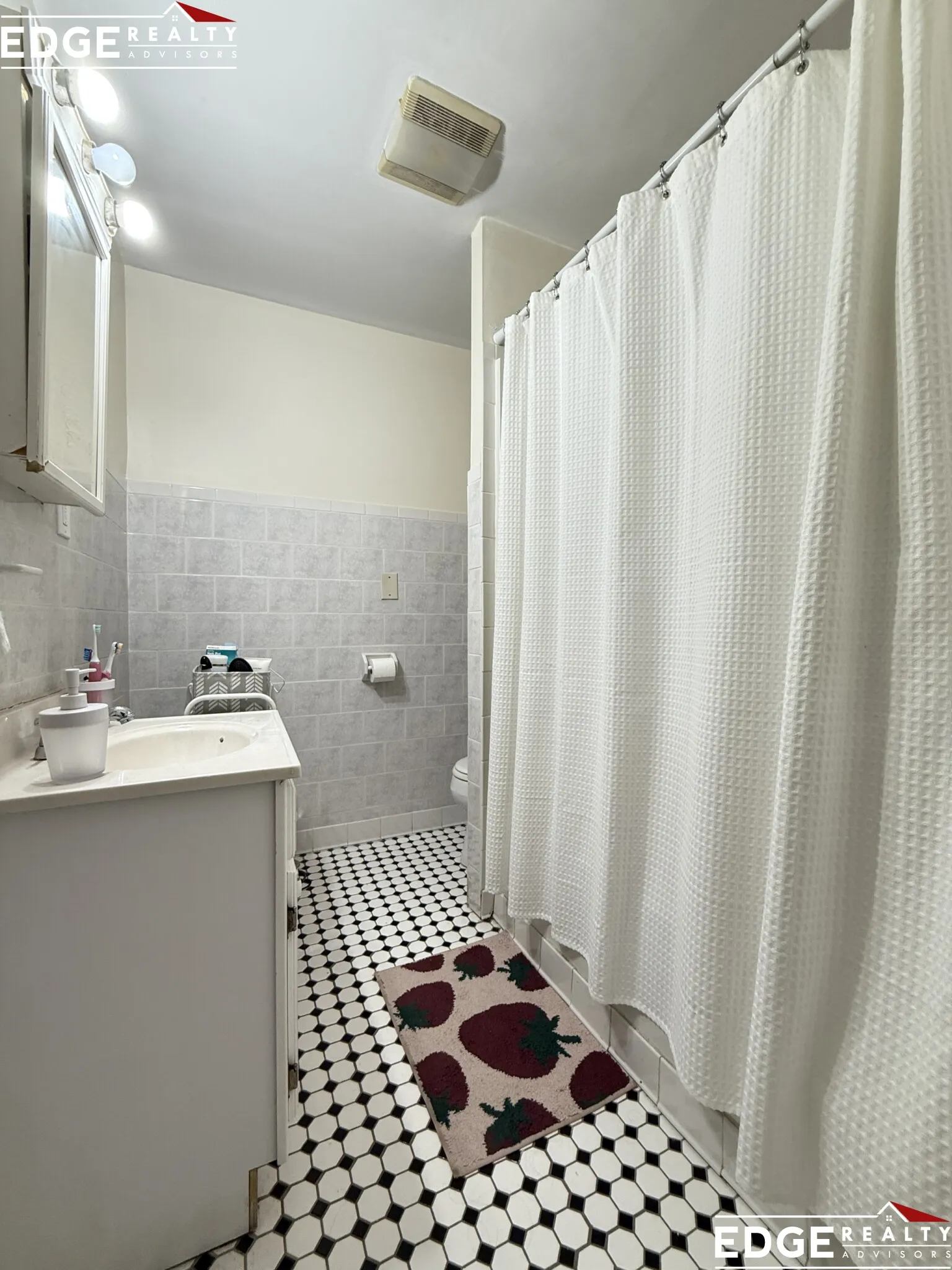 4 bed, 2 bath apartment for rent at 72 Egmont St Unit 5, North Brookline — photo 4 of 10