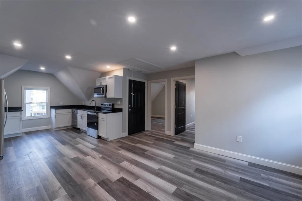 3 bed, 1 bath apartment for rent at 72 Florence St Unit 2, Worcester — photo 6 of 13
