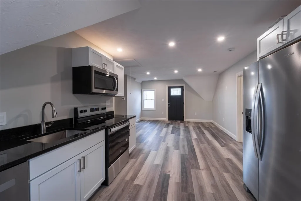 3 bed, 1 bath apartment for rent at 72 Florence St Unit 2, Worcester — photo 7 of 13