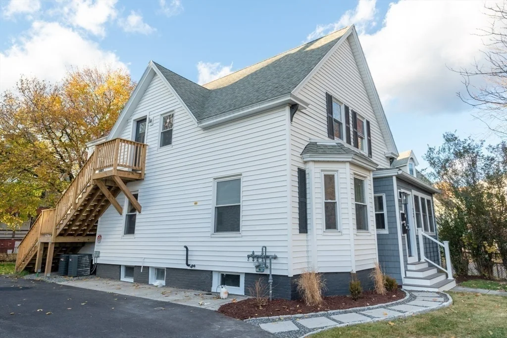 3 bed, 1 bath apartment for rent at 72 Florence St Unit 2, Worcester — photo 2 of 13