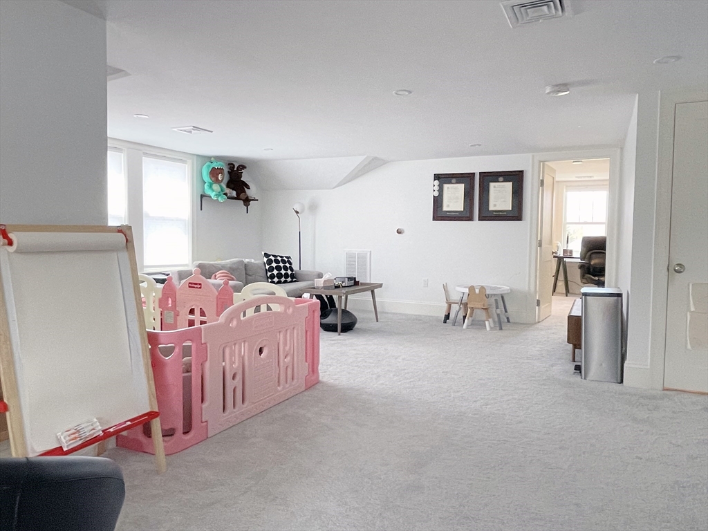 4 bed, 2 bath apartment for rent at 72 Holland Unit 72, Winchester — photo 9 of 18