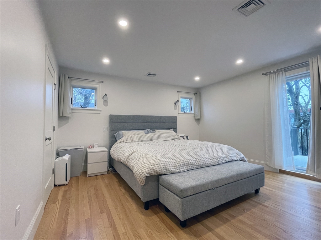4 bed, 2 bath apartment for rent at 72 Holland Unit 72, Winchester — photo 5 of 18