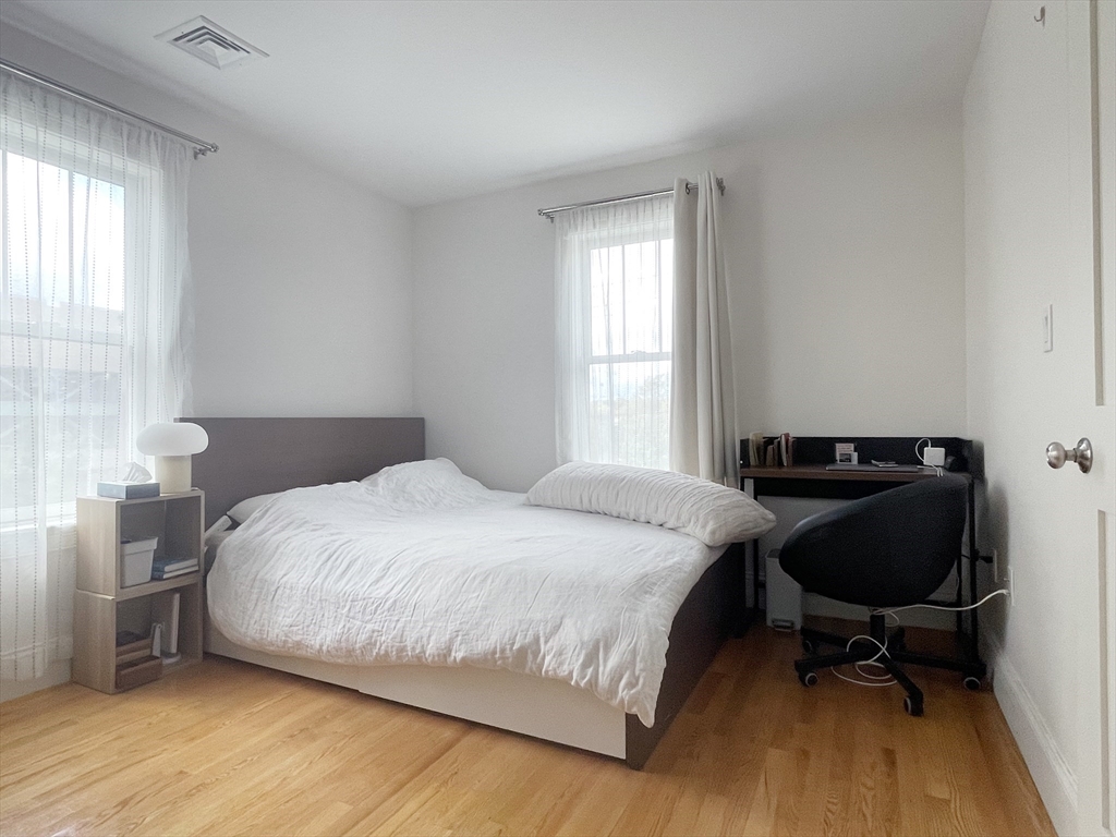 4 bed, 2 bath apartment for rent at 72 Holland Unit 72, Winchester — photo 7 of 18