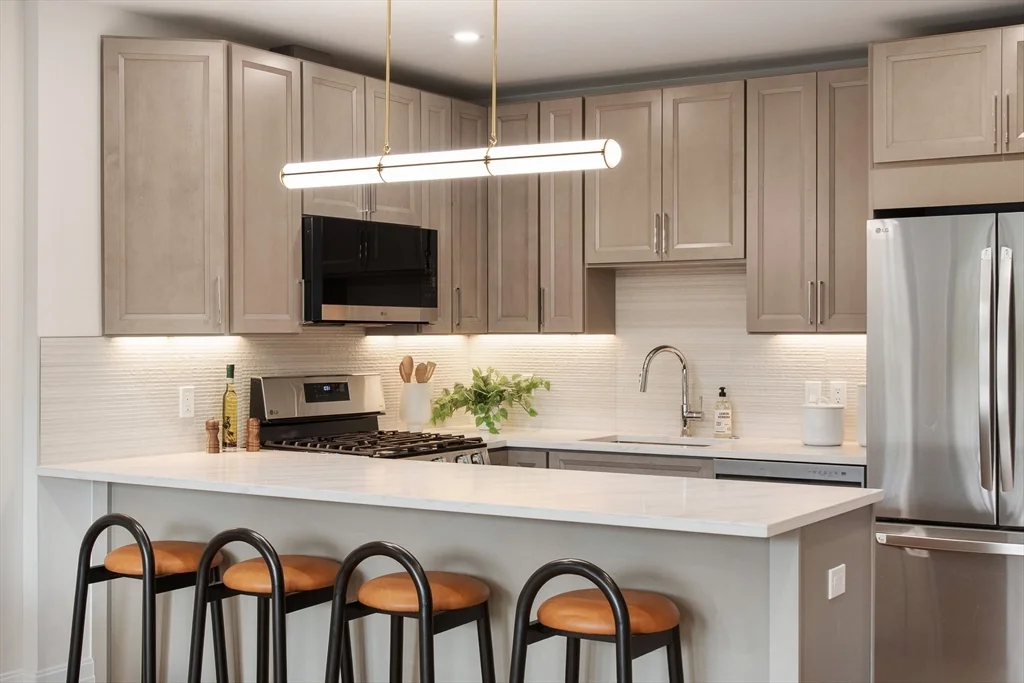 3 bed, 2 bath apartment for rent at 72 Hyde Park Ave Unit 2 & 4, Jamaica Plain — photo 3 of 11