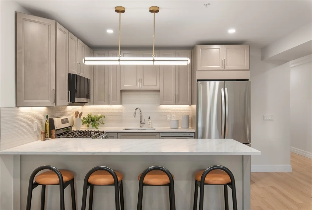 3 bed, 2 bath apartment for rent at 72 Hyde Park Ave Unit 2 & 4, Jamaica Plain — photo 2 of 11