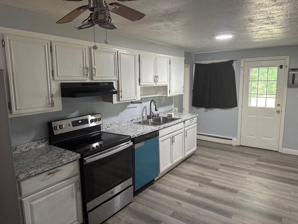 3 bed, 1 bath apartment for rent at 72 Longfellow Rd Unit 1, Worcester — photo 3 of 14