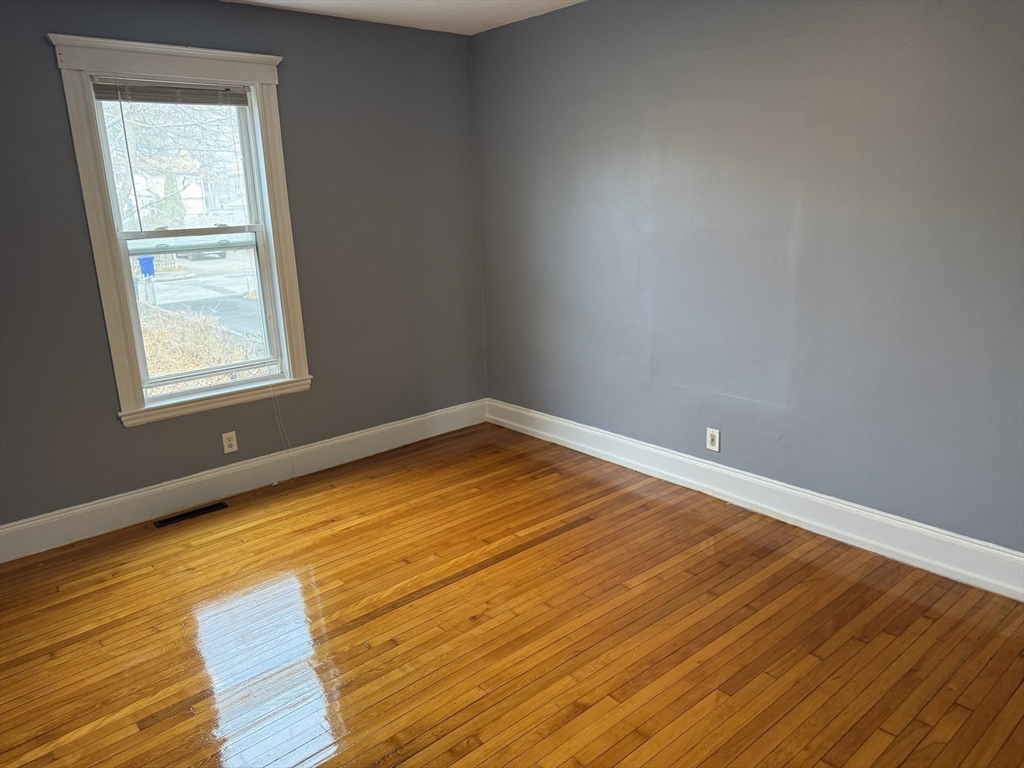 3 bed, 1 bath apartment for rent at 72 Newbury Ave Unit 1, North Quincy — photo 9 of 15