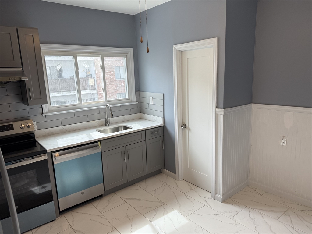 3 bed, 1 bath apartment for rent at 72 Newbury Ave Unit 1, North Quincy — photo 2 of 15