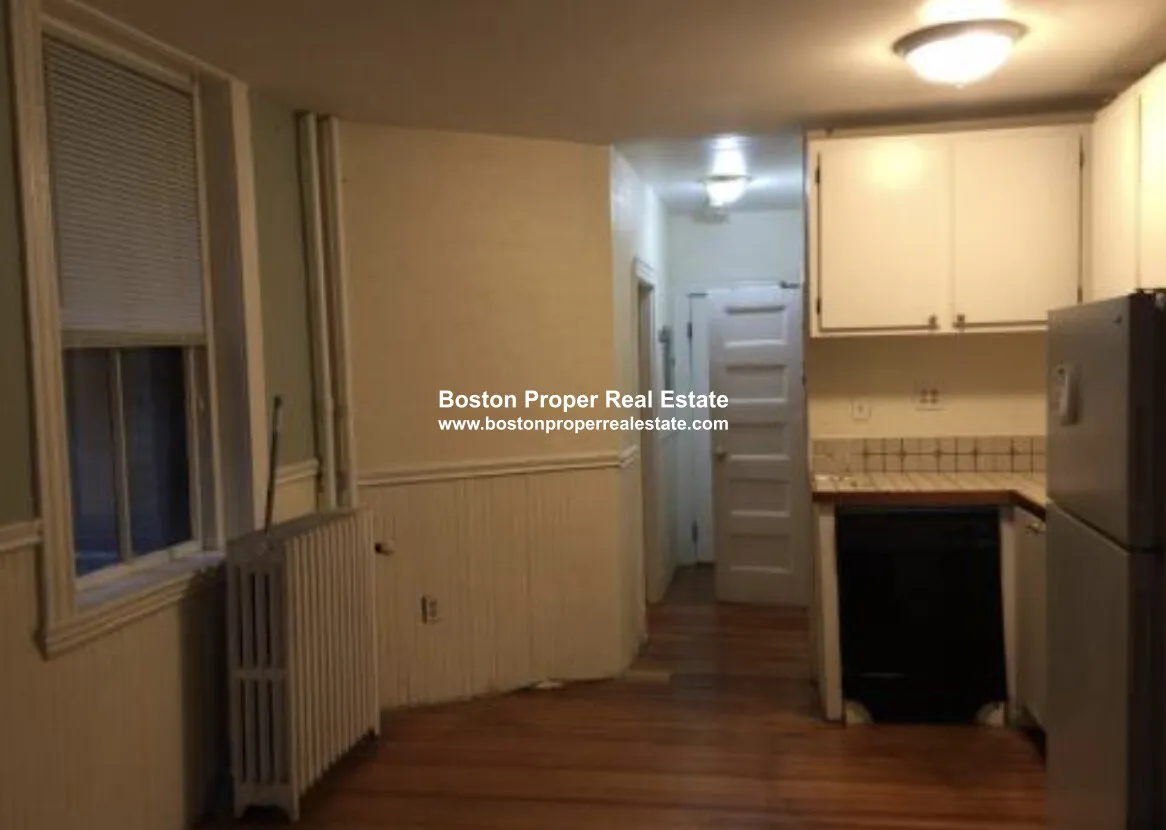 3 bed, 1 bath apartment for rent at 72 Revere St Unit 1R, Beacon Hill — photo 4 of 9