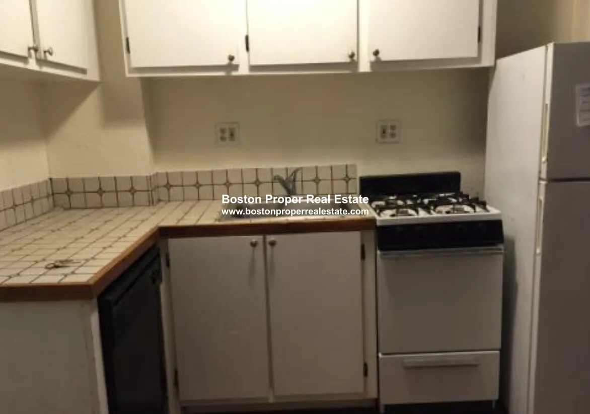 3 bed, 1 bath apartment for rent at 72 Revere St Unit 1R, Beacon Hill — photo 8 of 9