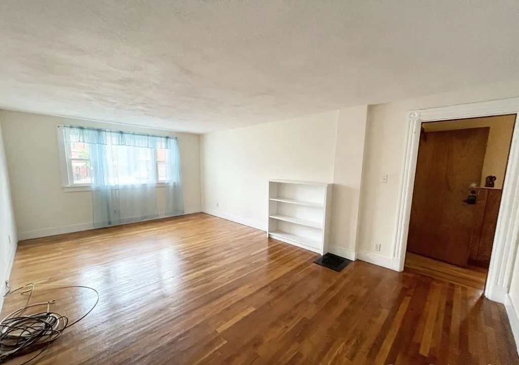3 bed, 1 bath apartment for rent at 72 Roseclair Unit 1, Boston — photo 4 of 9