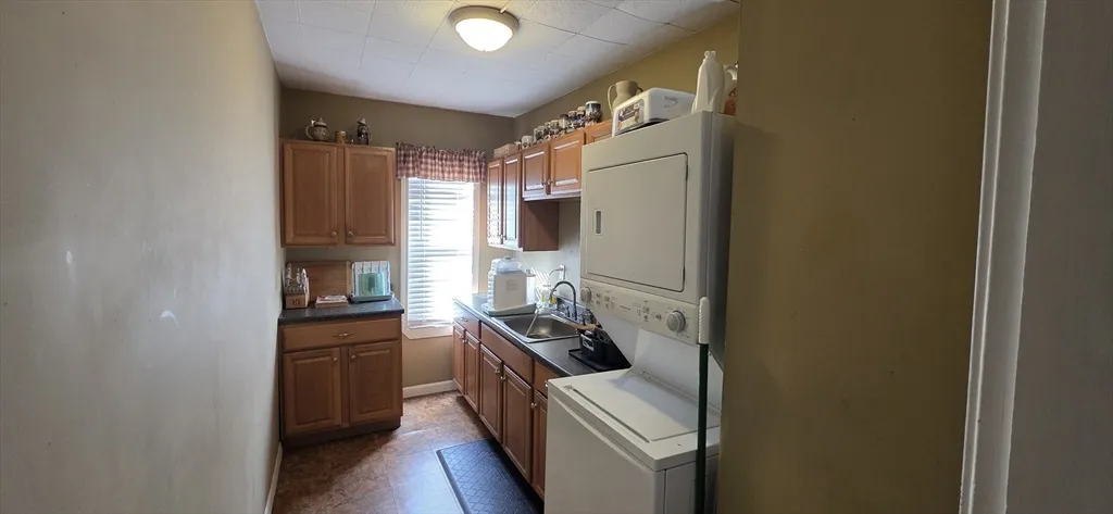 3 bed, 1 bath apartment for rent at 72 Seymour St Unit 2, Worcester — photo 4 of 18