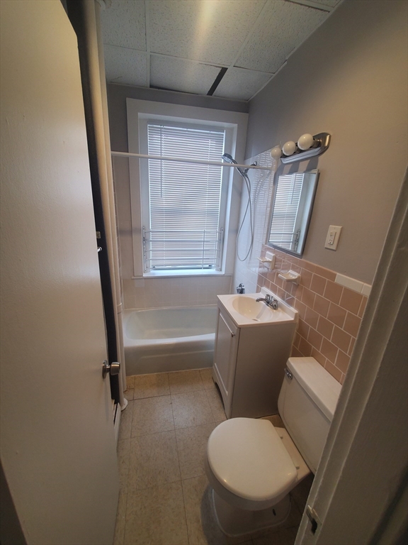 1 bed, 1 bath apartment for rent at 72 Walnut Park Unit 5, Roxbury — photo 4 of 9