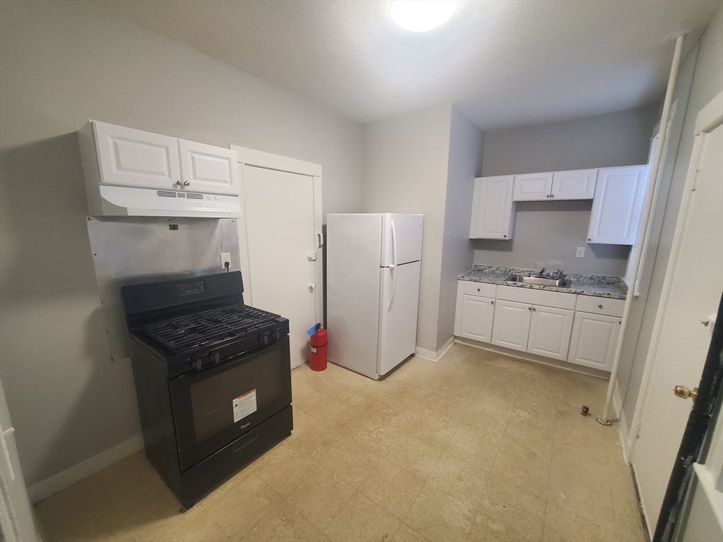 1 bed, 1 bath apartment for rent at 72 Walnut Park Unit 5, Roxbury — photo 2 of 9