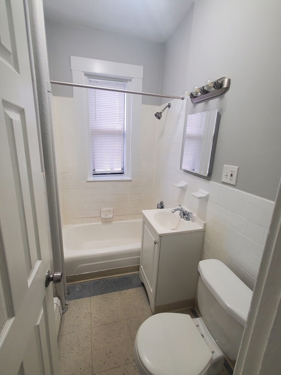 1 bed, 1 bath apartment for rent at 72 Walnut Park Unit 9, Roxbury — photo 7 of 8