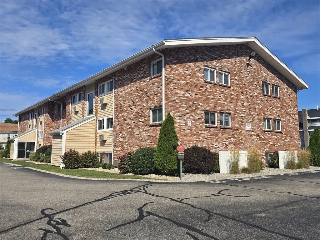 2 bed, 1 bath apartment for rent at 720 Main St Unit 4, Weymouth