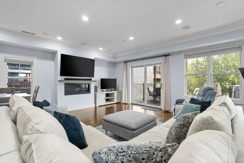 3 bed, 2 bath apartment for rent at 724 East 2nd St Unit 2, South Boston — photo 9 of 31