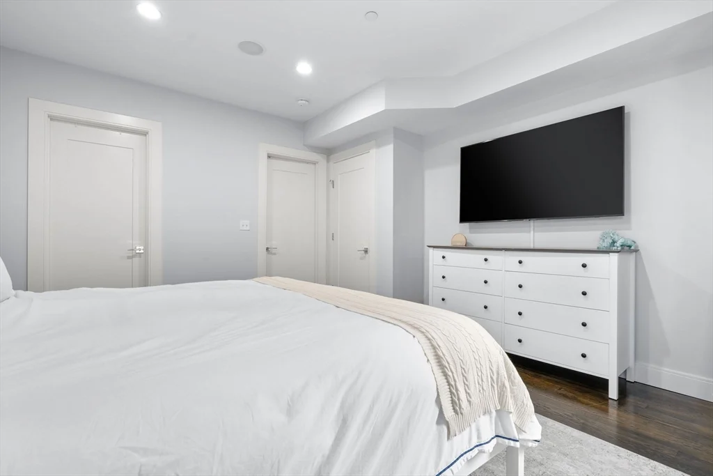 3 bed, 2 bath apartment for rent at 724 East 2nd St Unit 2, South Boston — photo 22 of 31