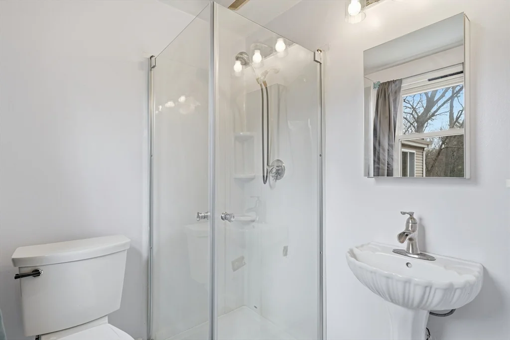 4 bed, 2 bath apartment for rent at 724 Linwood St Unit 724, Abington — photo 11 of 23