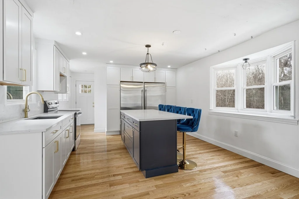 4 bed, 2 bath apartment for rent at 724 Linwood St Unit 724, Abington — photo 2 of 23