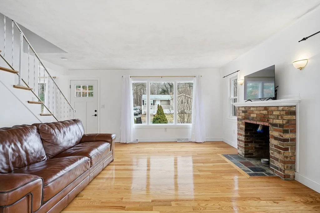 4 bed, 2 bath apartment for rent at 724 Linwood St Unit 724, Abington — photo 3 of 23