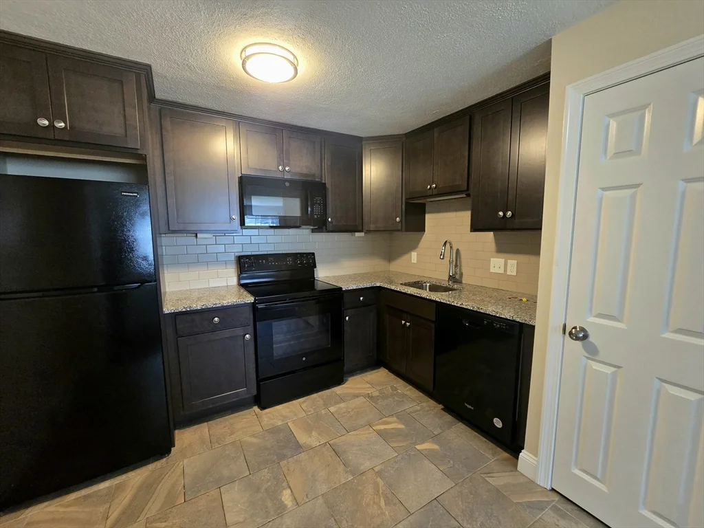 2 bed, 1 bath apartment for rent at 725 Broad St Unit 4, Weymouth — photo 3 of 19