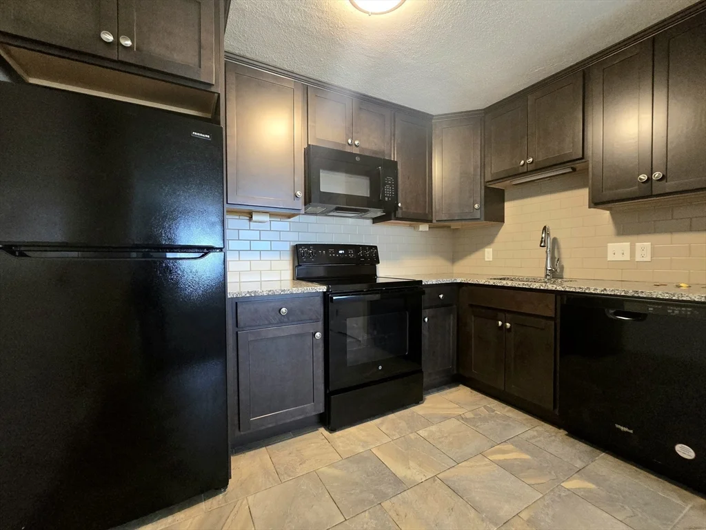 2 bed, 1 bath apartment for rent at 725 Broad St Unit 4, Weymouth — photo 2 of 19