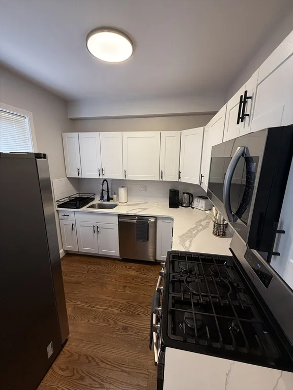 5 bed, 2 bath apartment for rent at 726 East 2nd Unit 2, South Boston — photo 2 of 16
