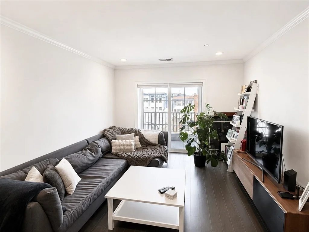 1 bed, 1 bath apartment for rent at 728 East Broadway Unit 205, South Boston — photo 4 of 6