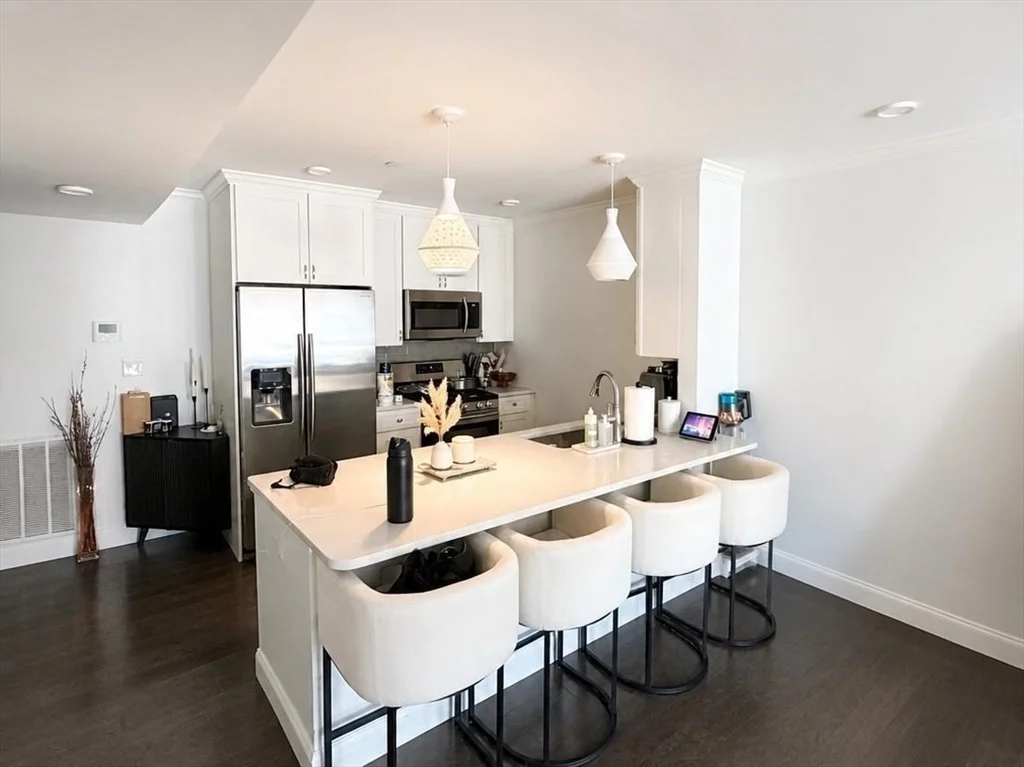 2 bed, 2 bath apartment for rent at 728 East Broadway Unit 301, South Boston — photo 2 of 5