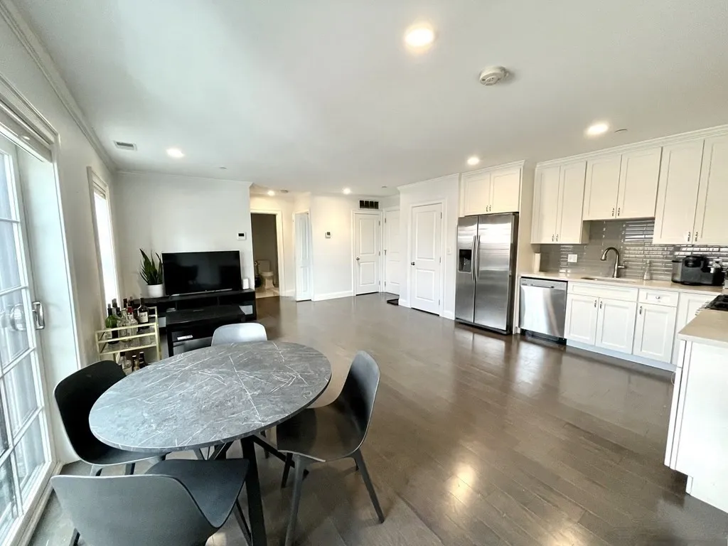 2 bed, 2 bath apartment for rent at 728 East Broadway Unit 404, South Boston — photo 2 of 10