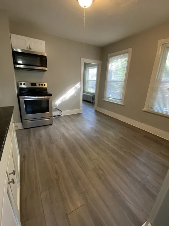 3 bed, 1 bath apartment for rent at 729 Belmont Unit 1, Springfield — photo 3 of 9