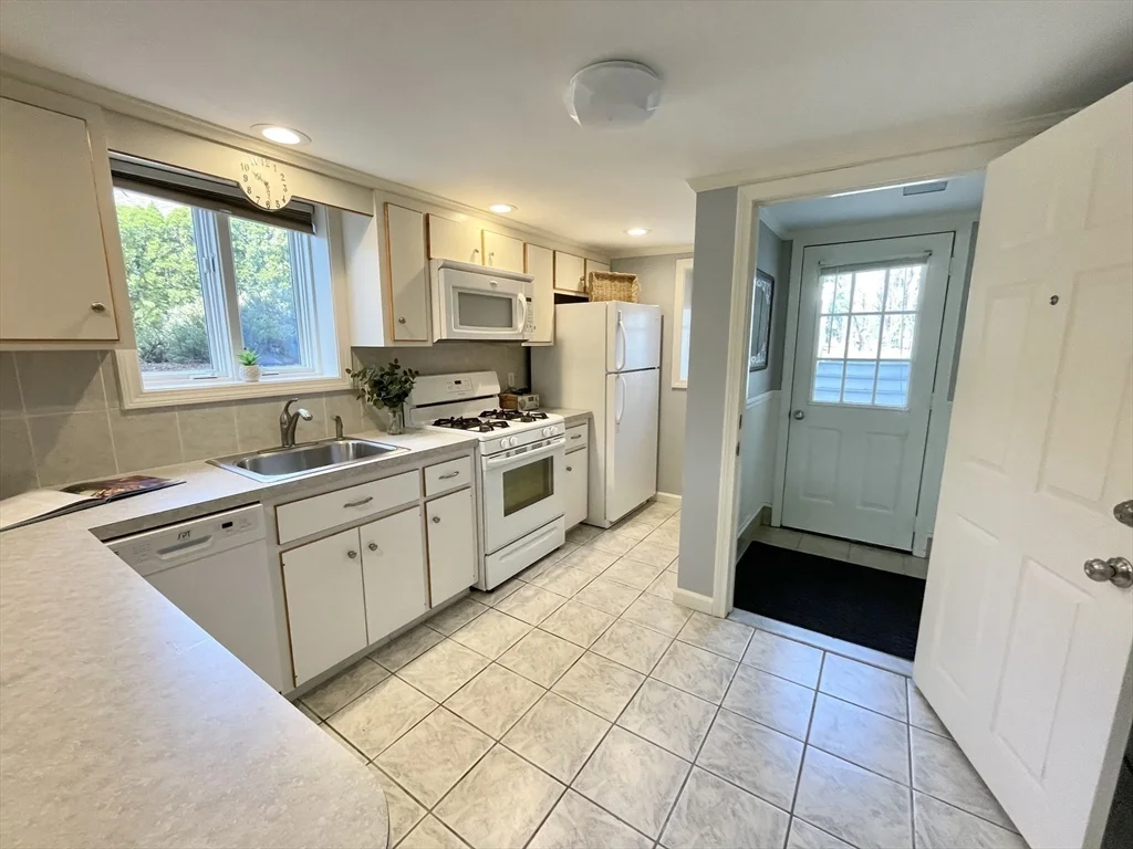 1 bed, 1 bath apartment for rent at 73 Benefit Unit B, Mansfield — photo 7 of 23