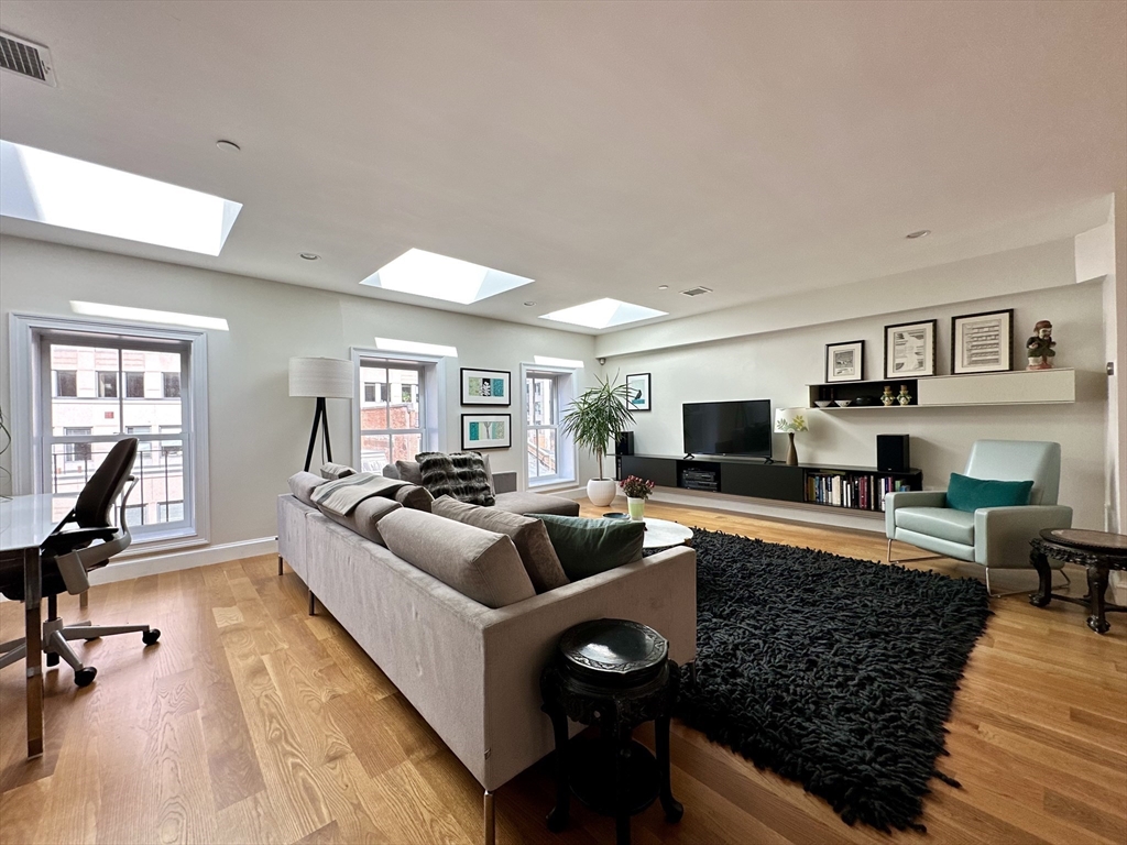 2 bed, 2 bath apartment for rent at 73 Broad St Unit 4, Boston Downtown — photo 2 of 14