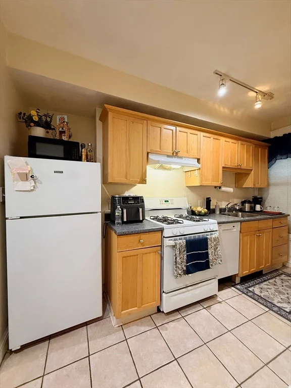1 bed, 1 bath apartment for rent at 73 Divison St Unit 1, Chelsea — photo 2 of 10