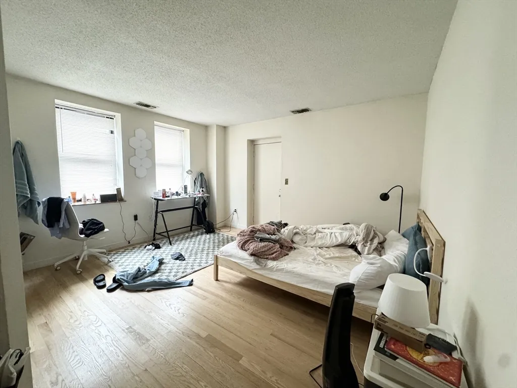 5 bed, 3 bath apartment for rent at 73 Gainsborough Unit 101, Fenway — photo 5 of 9