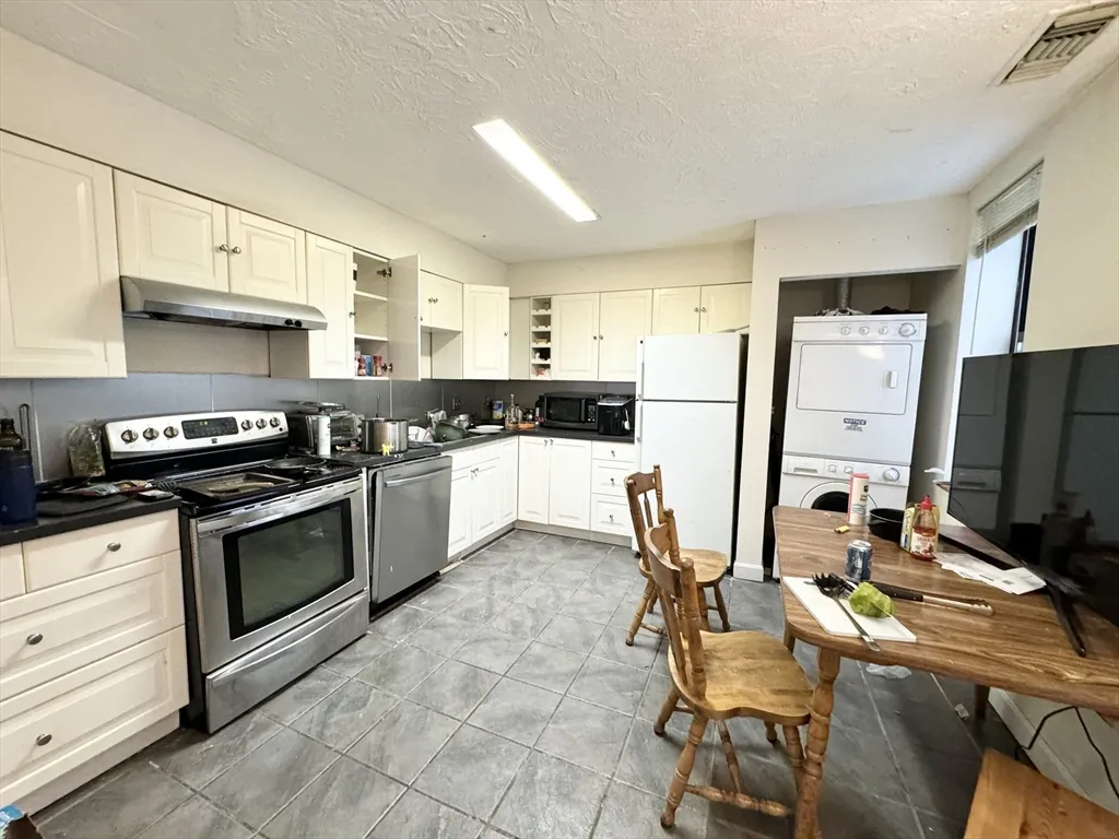5 bed, 3 bath apartment for rent at 73 Gainsborough Unit 101, Fenway — photo 1 of 9