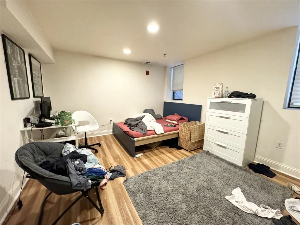 5 bed, 3 bath apartment for rent at 73 Gainsborough Unit 101, Fenway — photo 4 of 9