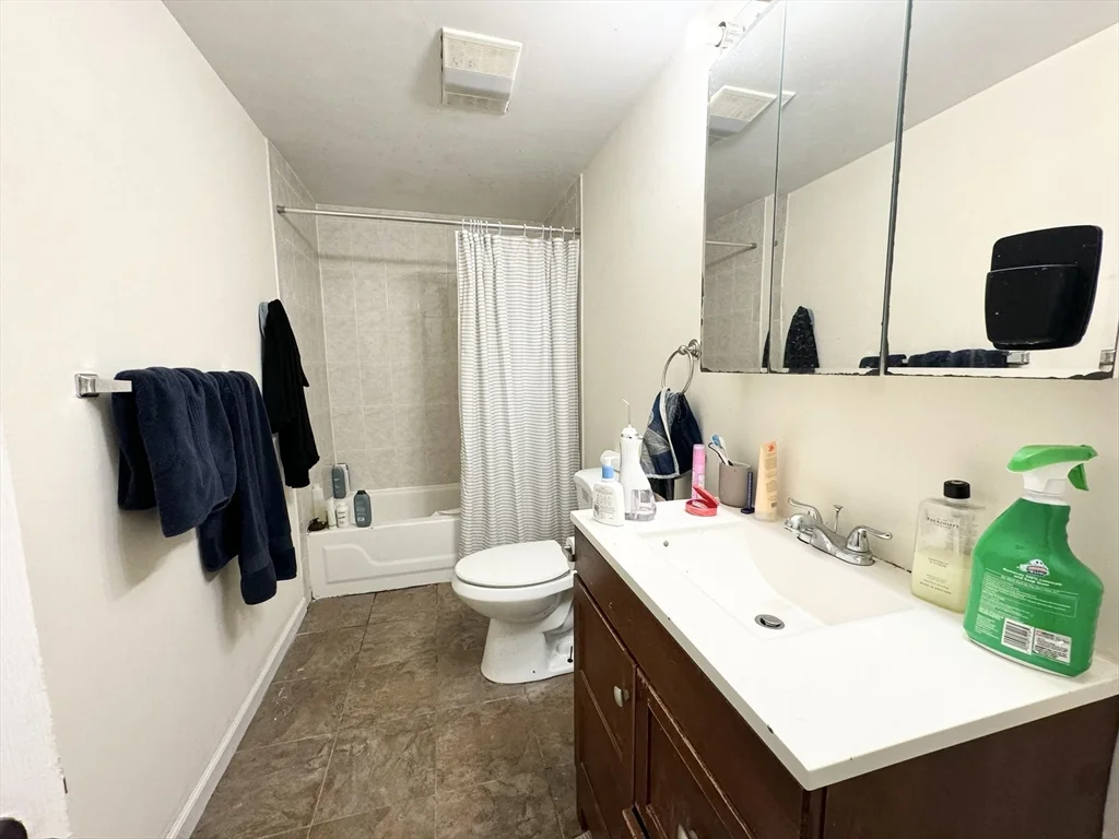 5 bed, 3 bath apartment for rent at 73 Gainsborough Unit 101, Fenway — photo 9 of 9
