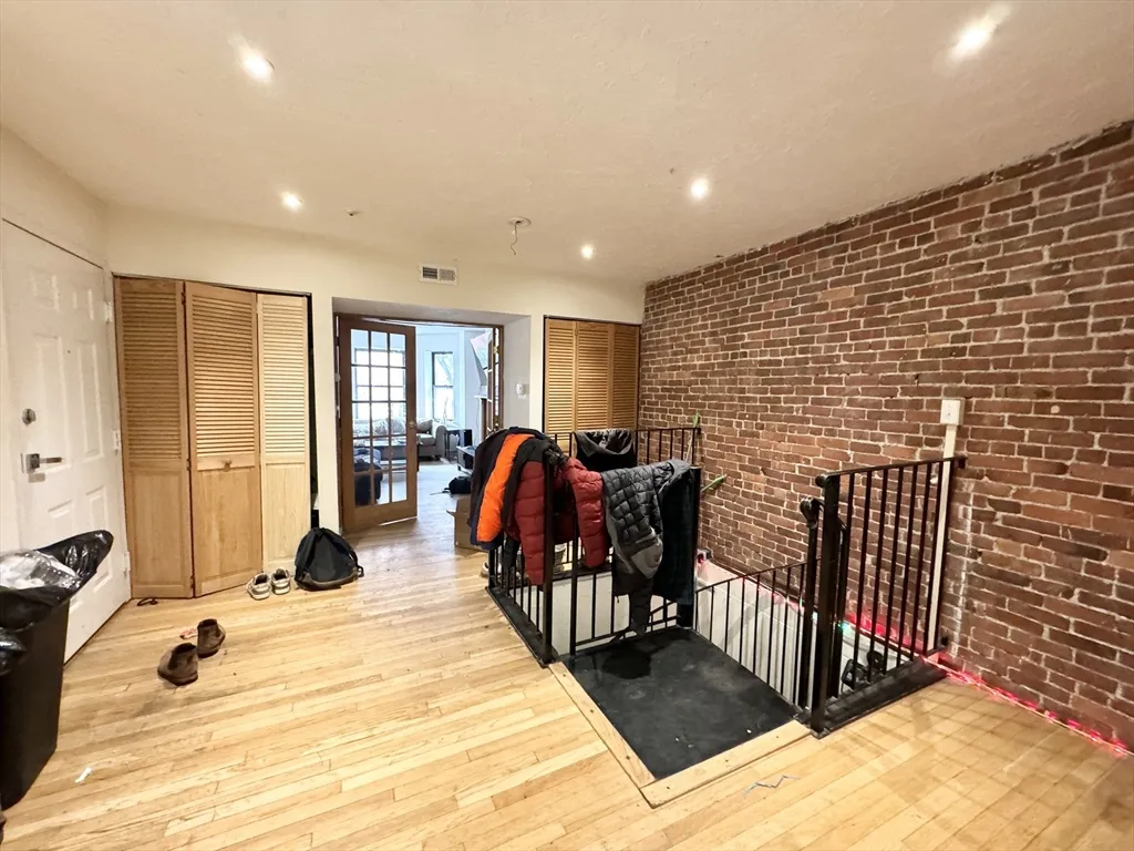 5 bed, 3 bath apartment for rent at 73 Gainsborough Unit 101, Fenway — photo 3 of 9