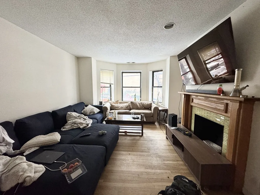 5 bed, 3 bath apartment for rent at 73 Gainsborough Unit 101, Fenway — photo 2 of 9