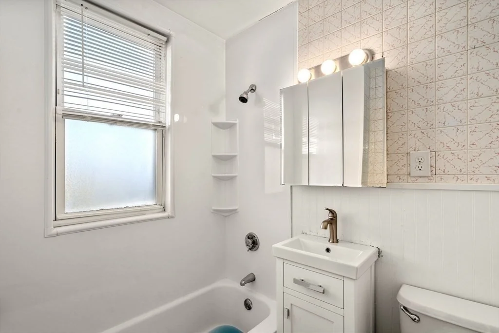 2 bed, 1 bath apartment for rent at 73 Grovers Ave Unit 1, Winthrop — photo 10 of 13