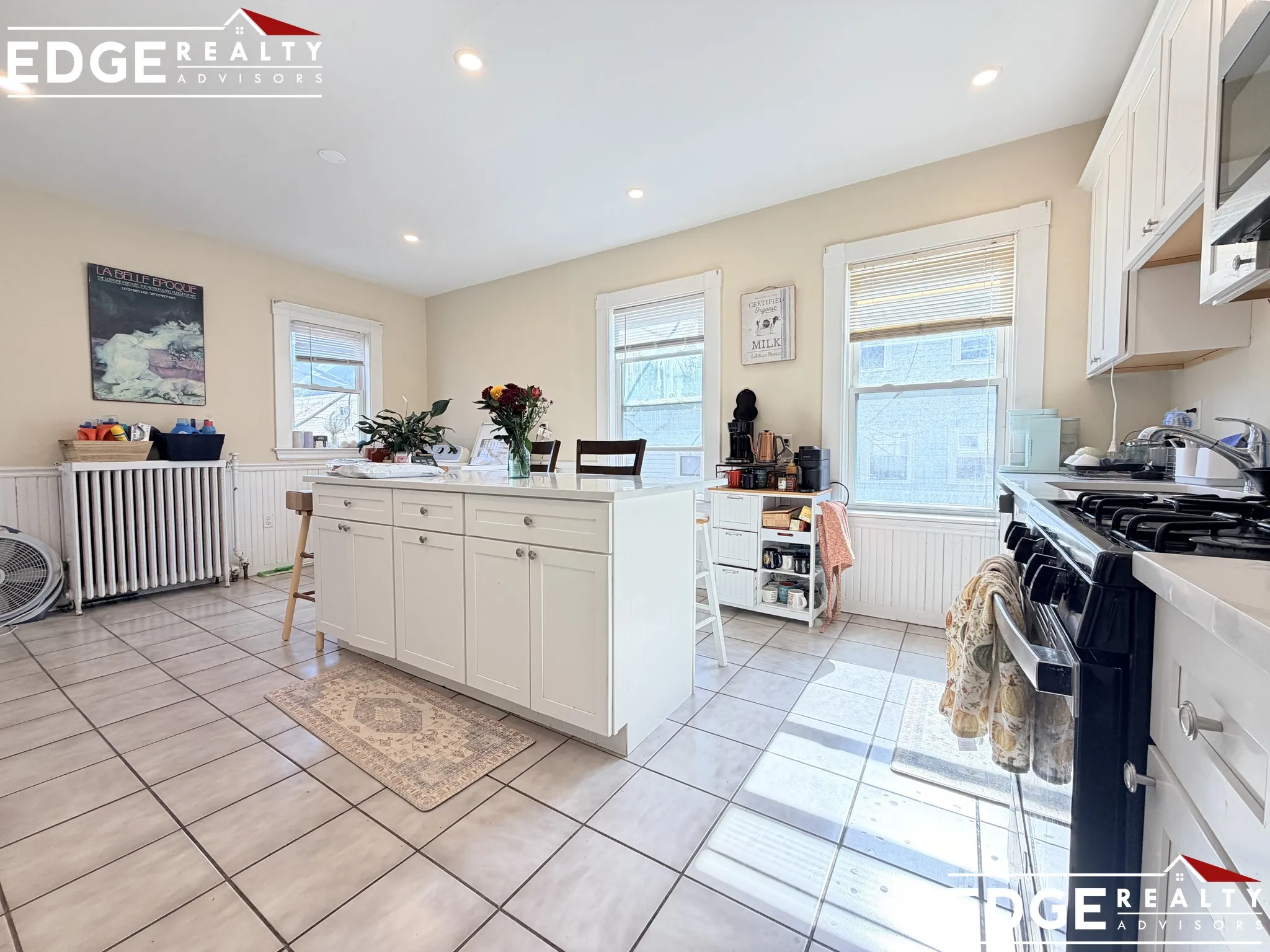 5 bed, 2 bath apartment for rent at 73 Leicester St Unit 2A, Oak Square — photo 3 of 18